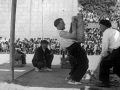 Ziaran Zar (Manuel Araquistain) levantando la piedra cilíndrica de 100 kg en el frontón de Eibar