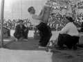 Ziaran Zar (Manuel Araquistain) levantando la piedra cilíndrica de 100 kg en el frontón de Eibar