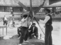 Arteondo (Víctor Zabala) en una de las alzadas de la piedra cilíndrica en la plaza de toros de Eibar