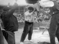 Arteondo (Víctor Zabala) en una de las alzadas de la piedra cilíndrica de 125 kg en la plaza de toros de Eibar