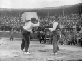 Arteondo en una de las alzadas de la piedra rectangular de 15 arrobas (187,5 kg)