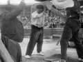 Arteondo (Víctor Zabala) en una de las alzadas de la piedra cilíndrica de 125 kg en la plaza de toros de Eibar