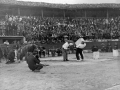 Aritza levantando la piedra rectangular de 15 arrobas (187,5 kg)