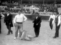 Arteondo (Víctor Zabala) en una prueba de levantamiento de yunque en la plaza de toros de Eibar