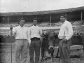 Los probalaris Iñarre, Camiñokua e Ibargain (Santiago Astigarraga), con el buey, en la plaza de toros de Eibar