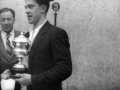 Soroa, con la copa y chapela de campeón manomanista de 1954, ante Luis Bombin