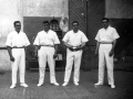 Artamendi II.a (Ignazio Artamendi), Etxabe III.a (Karmelo Etxabe), Kasimiro Zabala eta Artazo (Justo Juaristi) pilotariak Eibarko Astelena pilotalekuko kontrakantxan