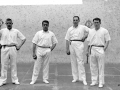Peru (Ignazio Larrañaga), Urzelai II.a (Justino Urzelai), Mondragones (Juan Bautista Azkarate) eta Kirru (Pablo Elgezabal) pilotariak Eibarko Astelena pilotalekuan