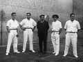 Txapasta (Romano Etxaburu), Kasimiro Zabala, Azkoitiako Txikito (Jose Joakin Larrañaga) epaile lanetan, Atano III.a (Mariano Juaristi) eta Atano II.a (Luziano Juaristi) pilotariak Eibarko Astelena pilotalekuan