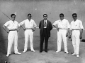Los pelotaris Chapasta (Romano Echaburu), Julián Ulacia, Echave III (Carmelo Echave), y Artamendi II (Ignacio Artamendi), y el intendente Arnedillo en el centro en el frontón El Carmen de Markina