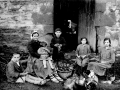 Familia en la puerta del caserío Isasi Barrenengua