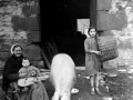 Familia en la puerta del caserío Isasi Barrenengua