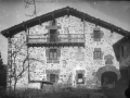 Casa torre Garitaonaindia con su escudo.