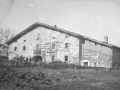 Berrio. Caserío Lopena con su escudo.