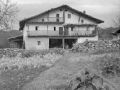 Erleches. Caserío Goikola.
