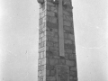 Monumento en la cumbre de Gaztelumendi, donde se rompió el Cinturón de Hierro