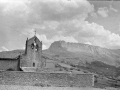 Iglesia de Ibarra y peñas de Urgoiti.