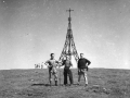 Montañeros en la cruz de Gorbeia