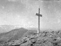 "La cruz de la cumbre de Buruntza al fondo Ernio y Gazume nevados"
