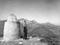 Indalecio Ojanguren en la cumbre de Oketa o Gorbea Txiki. Al fondo, Gorbeia.