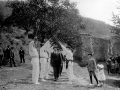 El alcalde de Antzuola dirigiendose a la iglesia de Uzarraga