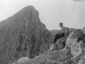 Indalecio Ojanguren contemplando desde la cumbre de Astxiki el Alluitz