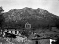 "Udala (Mondragon). Vista de Udala al fondo Udalaitz"