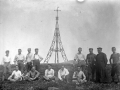 Montañeros en la cruz de Gorbeia