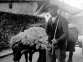 Campesino del barrio de Arrondo de Ataun con la pareja de bueyes