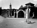 "Azcoitia. Estatua de Olano y la Torre de la Iglesia Parroquial al fondo"