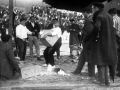 Usuola levantando la piedra cúbica de 14 arrobas (170 kg)