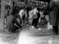 Usuola levantando la piedra cúbica de 14 arrobas (170 kg)