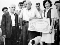 Baltasar Arano con el diploma de su homenaje