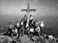 Grupo de montañeros en la cruz de Arno