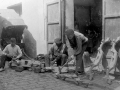 Hombres haciendo yugos en Azpeitia