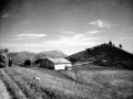 "Urrestilla-Nuarbe. Azpeitia. Caserio Zelayeta y Charabeltz al fondo"