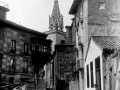 "Azpeitia. Plazuela de Santa Ana con la Torre de la Iglesia Parroquial al fondo"