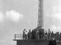 Grupo de montañeros y sacerdote junto a la cruz de Irimo