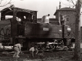 Niños jugando junto a la locomotora de vapor "Aurrera", al lado de la Universidad de Oñati