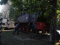Operarios trabajando en la instalación de la nueva locomotora