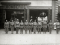 INTEGRANTES DEL CUERPO DE BOMBEROS DE UNA LOCALIDAD EN EL EXTERIOR DE SUS DEPENDENCIAS. (Foto 2/2)