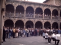 Público asistente a un concierto en el claustro de la Universidad de Oñati