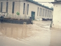 Calles entre pabellones cubiertas de agua