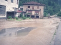 Carretera cubierta de agua frente a la empresa Altuna Hermanos, en el barrio de Zubillaga