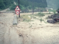 Carretera cubierta de agua junto al río Oñati desbordado