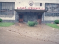 Entrada a las oficinas de la empresa Altuna Hermanos, en el barrio de Zubillaga, cubierta de agua