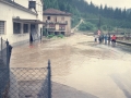 Carretera cubierta de agua frente a la empresa Altuna Hermanos, en el barrio de Zubillaga