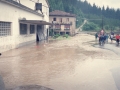 Carretera cubierta de agua frente a la empresa Altuna Hermanos, en el barrio de Zubillaga