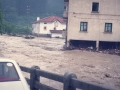 Calle del barrio de Zubillaga cubierta de agua. Al fondo la casa solar Zubillaga Azpikua