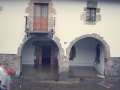 Entrada de la casa solar Zubillaga Azpikua, en el barrio de Zubillaga, inundada de agua